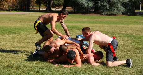 Twink Damien, Noah, Tyler, James i Josh A uprawiają seks grupowy na sofie