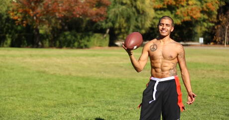 Twink Damien, Noah, Tyler, James i Josh A uprawiają seks grupowy na sofie