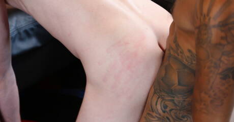 Twink Damien, Noah, Tyler, James i Josh A uprawiają seks grupowy na sofie