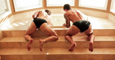 Tyler, Taylor, Christian, Conner en Hugh in latex likken kont in groep