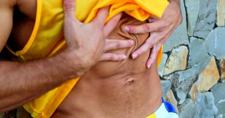 Gespierde Blayne speelt buiten met pik