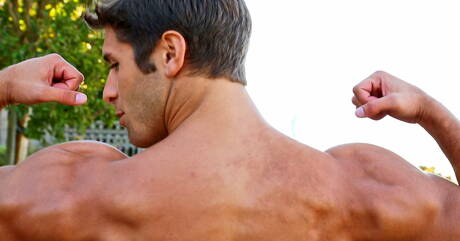 Gespierde Blayne speelt buiten met pik