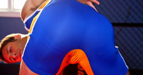 Gespierde Blayne speelt buiten met pik