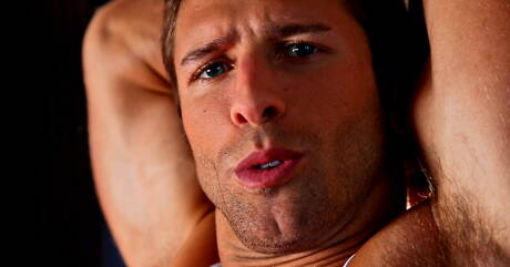 Gespierde Blayne speelt buiten met pik