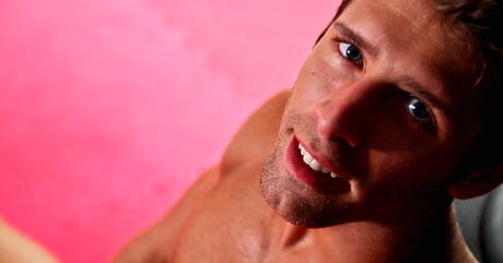 Gespierde Blayne speelt buiten met pik