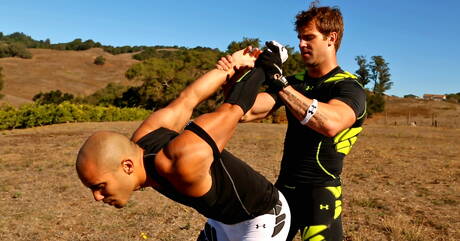 ラテン系の筋肉質なリディック・ストーンが屋外でチンコをしゃぶる