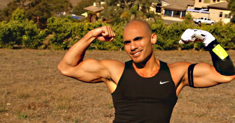 ラテン系の筋肉質なリディック・ストーンが屋外でチンコをしゃぶる