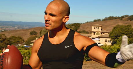 ラテン系の筋肉質なリディック・ストーンが屋外でチンコをしゃぶる