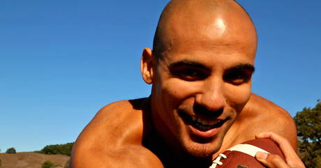 ラテン系の筋肉質なリディック・ストーンが屋外でチンコをしゃぶる