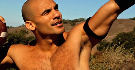 ラテン系の筋肉質なリディック・ストーンが屋外でチンコをしゃぶる