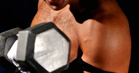 ラテン系の筋肉質なリディック・ストーンが屋外でチンコをしゃぶる