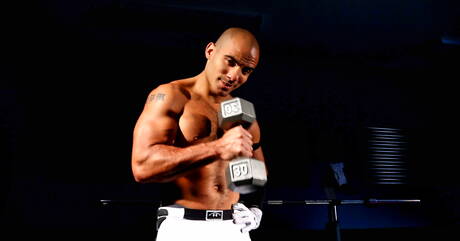 ラテン系の筋肉質なリディック・ストーンが屋外でチンコをしゃぶる