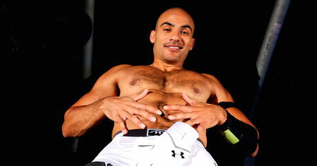 ラテン系の筋肉質なリディック・ストーンが屋外でチンコをしゃぶる