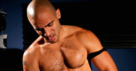 ラテン系の筋肉質なリディック・ストーンが屋外でチンコをしゃぶる