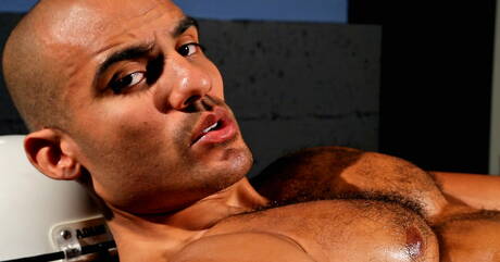 ラテン系の筋肉質なリディック・ストーンが屋外でチンコをしゃぶる