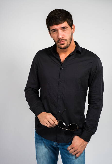 Amerykański kudłaty ogier Ty Roderick pozuje nago