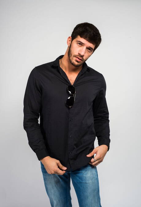 Amerykański kudłaty ogier Ty Roderick pozuje nago