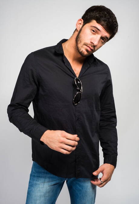 Amerykański kudłaty ogier Ty Roderick pozuje nago