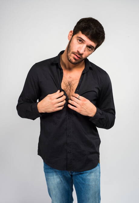 Amerykański kudłaty ogier Ty Roderick pozuje nago