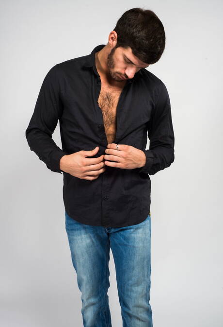 Amerykański kudłaty ogier Ty Roderick pozuje nago