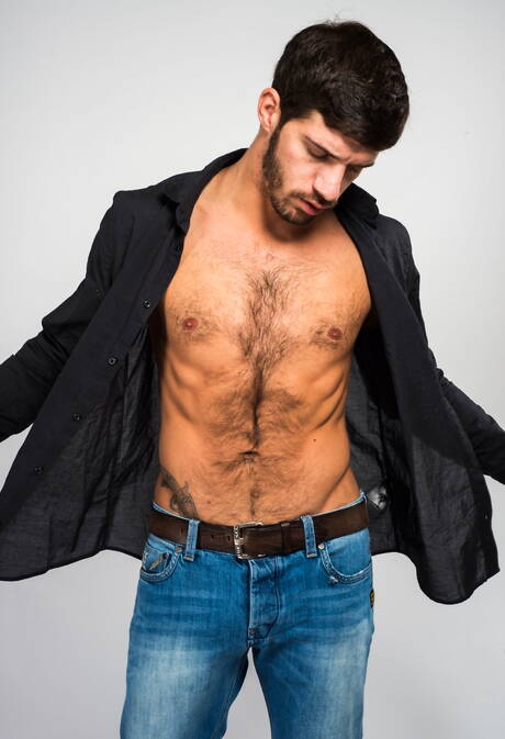 Amerykański kudłaty ogier Ty Roderick pozuje nago