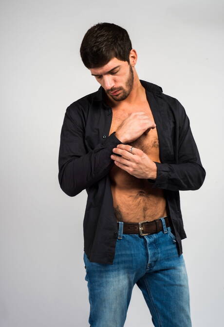 Amerykański kudłaty ogier Ty Roderick pozuje nago