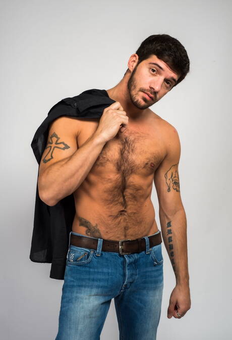 Amerykański kudłaty ogier Ty Roderick pozuje nago