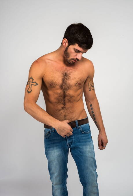 El semental peludo estadounidense Ty Roderick posando desnudo