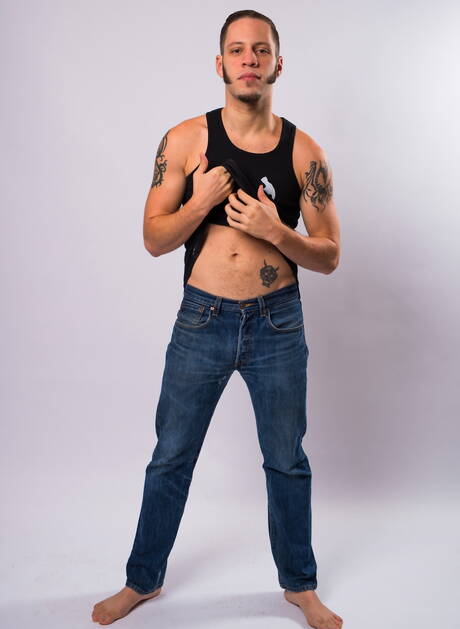 Hete Amerikaanse jongens, gespierde Brandon Wilde en gespierde Wolf Hudson, kleden zich uit en laten hun mooie kont zien