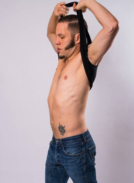 Gorący amerykańscy chłopcy, muskularny Brandon Wilde i krzepki facet Wolf Hudson obnażają się i pokazują ładne tyłki