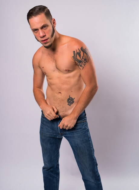 Hete Amerikaanse jongens, gespierde Brandon Wilde en gespierde Wolf Hudson, kleden zich uit en laten hun mooie kont zien