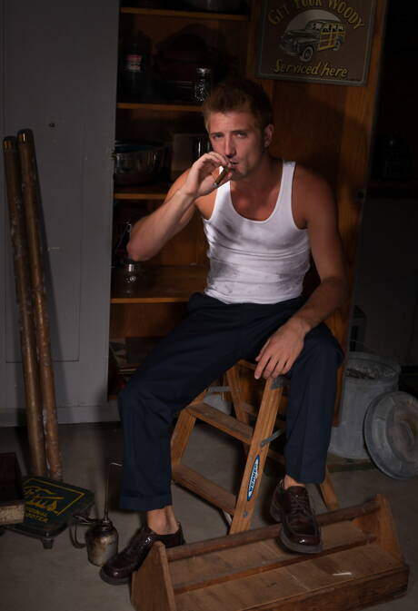 Dwóch amerykańskich chłopców, przystojny facet Jd Phoenix i gorący młodzieniec Kory Houston rozbierają się i pokazują ciasne pośladki