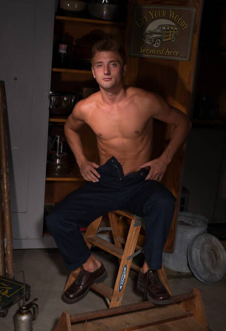 Dwóch amerykańskich chłopców, przystojny facet Jd Phoenix i gorący młodzieniec Kory Houston rozbierają się i pokazują ciasne pośladki