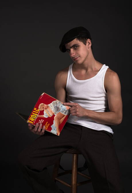 Dwóch amerykańskich chłopców, przystojny facet Jd Phoenix i gorący młodzieniec Kory Houston rozbierają się i pokazują ciasne pośladki