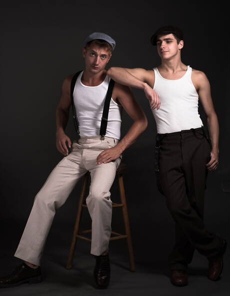 Dwóch amerykańskich chłopców, przystojny facet Jd Phoenix i gorący młodzieniec Kory Houston rozbierają się i pokazują ciasne pośladki