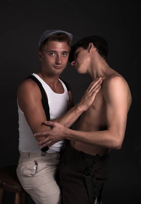 Dwóch amerykańskich chłopców, przystojny facet Jd Phoenix i gorący młodzieniec Kory Houston rozbierają się i pokazują ciasne pośladki