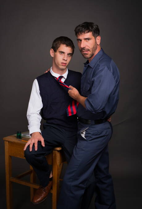 젊은 미국인 샘 트루잇과 건장한 토니 살레르노가 서로를 빨고 섹스하는 모습