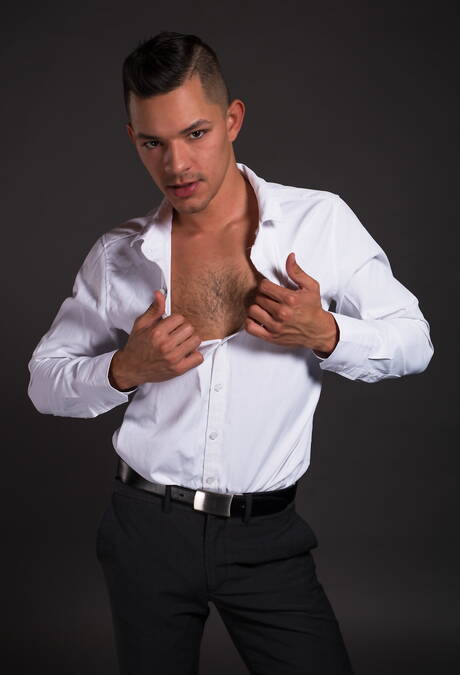 帥氣的美國男孩超級帥哥 Ethan Slade 和粗壯的傢伙 Wolf Hudson 裸體擺姿勢，露出屁股