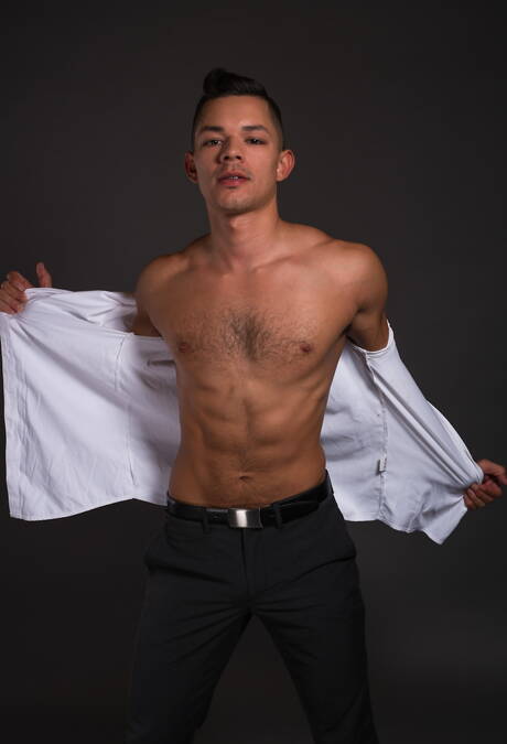 帥氣的美國男孩超級帥哥 Ethan Slade 和粗壯的傢伙 Wolf Hudson 裸體擺姿勢，露出屁股