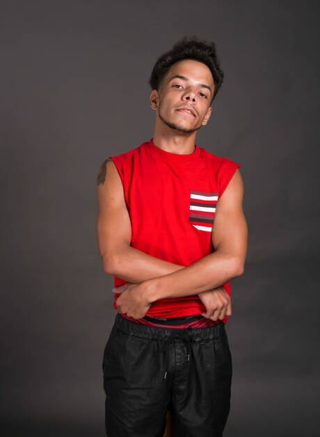 Il ragazzo di colore Tayveon Martin gioca con il cazzo