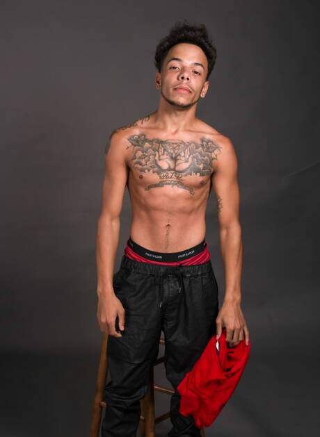 Il ragazzo di colore Tayveon Martin gioca con il cazzo