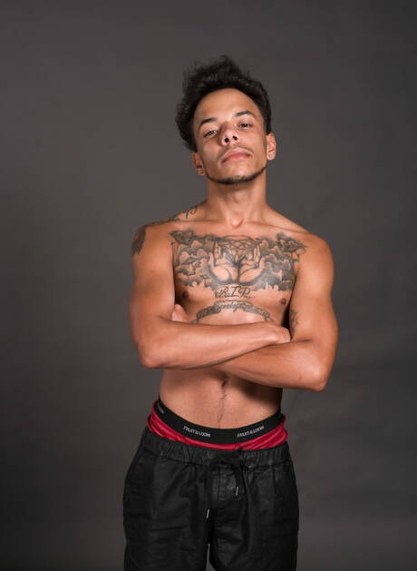 Il ragazzo di colore Tayveon Martin gioca con il cazzo