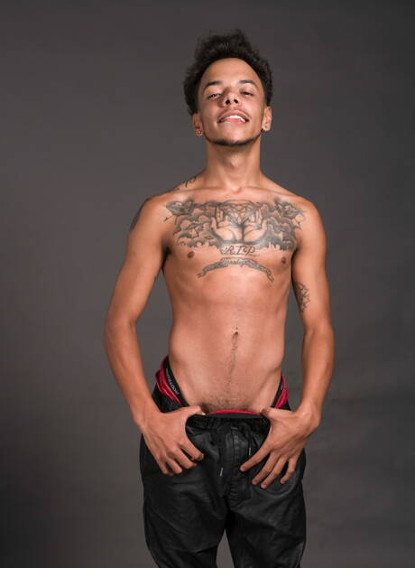 Il ragazzo di colore Tayveon Martin gioca con il cazzo