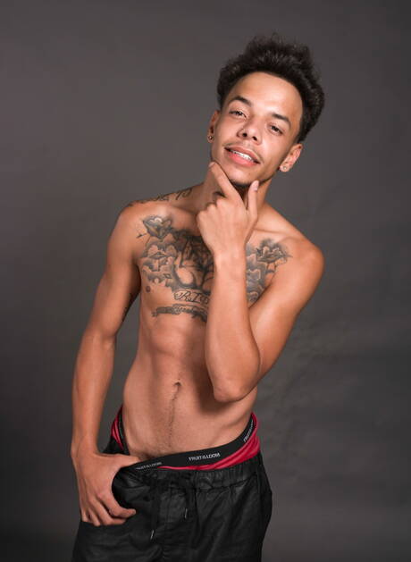 Il ragazzo di colore Tayveon Martin gioca con il cazzo