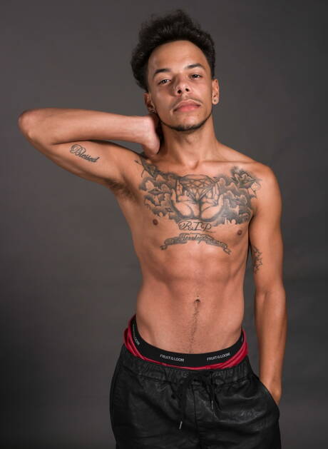 Il ragazzo di colore Tayveon Martin gioca con il cazzo