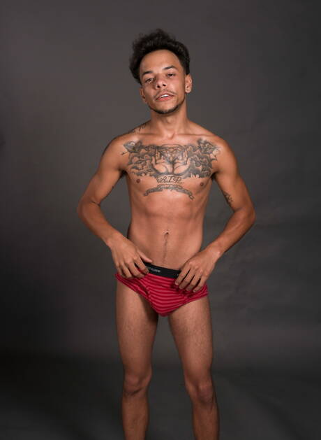 Il ragazzo di colore Tayveon Martin gioca con il cazzo