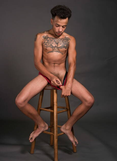 Ebony twink Tayveon Martin speelt met pik