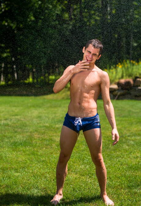 Gorący faceci Brad Kalvo, Tayveon Martin i Kory Houston w scenie międzyrasowego seksu trójkątnego