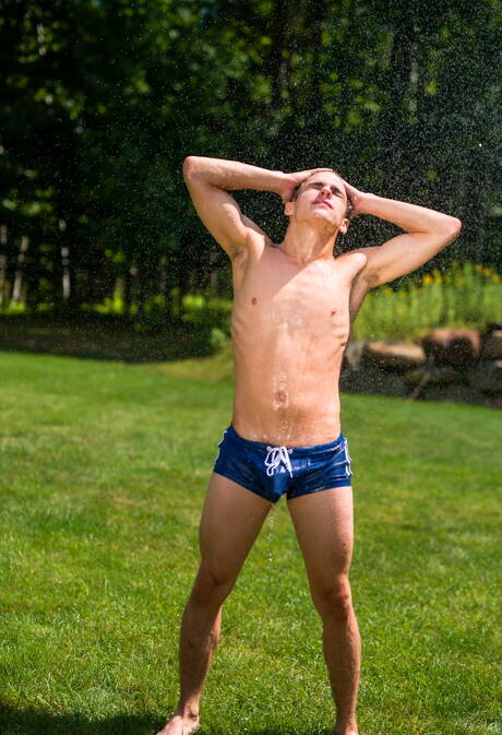 Gorący faceci Brad Kalvo, Tayveon Martin i Kory Houston w scenie międzyrasowego seksu trójkątnego