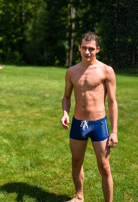 Gorący faceci Brad Kalvo, Tayveon Martin i Kory Houston w scenie międzyrasowego seksu trójkątnego